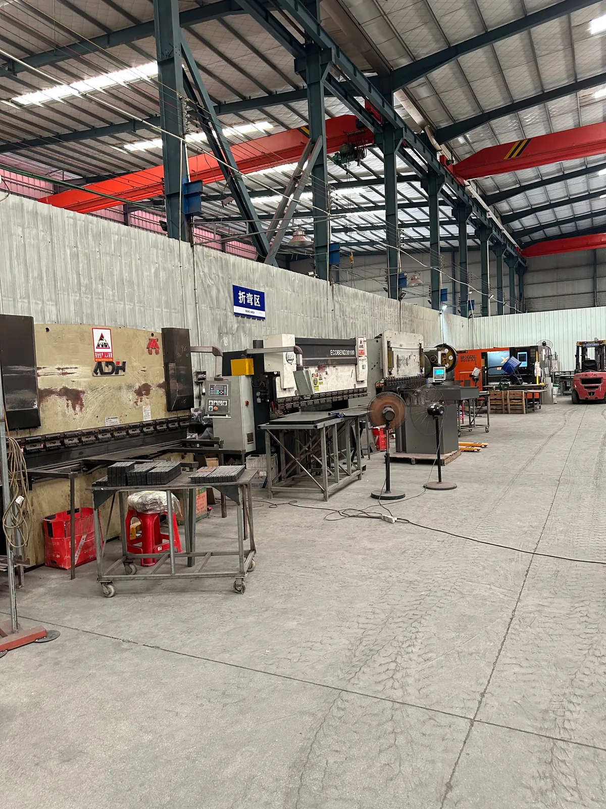 Sheet-metal bending area with press brakes and overhead gantry crane in the Wanlian Fluid workshop